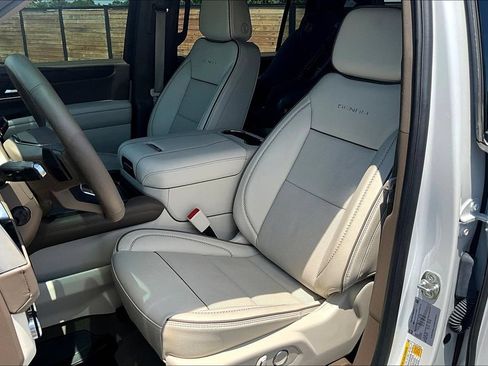 Used 2025 GMC Yukon XL Denali AWD/4WD image 25