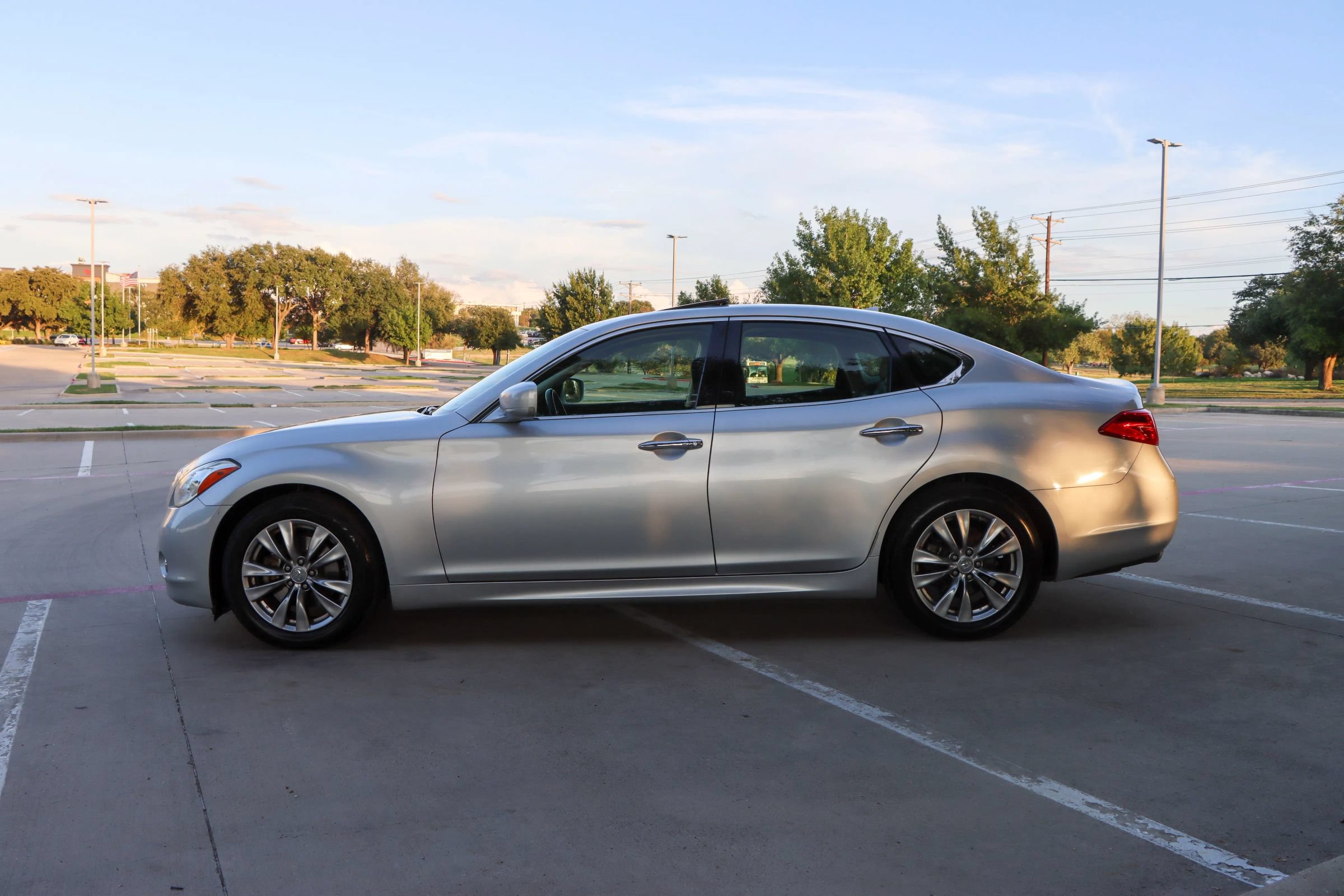 Used 2013 INFINITI M37 w/ Premium Pkg RWD image 4