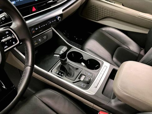 Used 2025 Kia Carnival FWD image 17