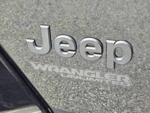Used 2020 Jeep Wrangler Unlimited Sahara AWD/4WD image 38