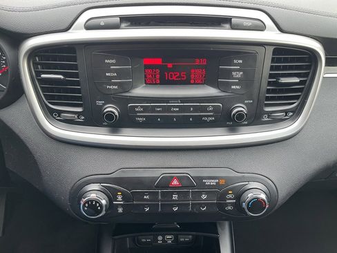 Used 2017 Kia Sorento L image 9