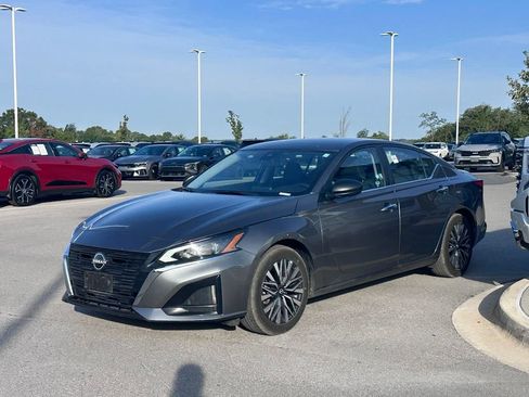 Used 2025 Nissan Altima 2.5 SV FWD image 4