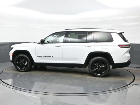 Used 2023 Jeep Grand Cherokee L Laredo image 3
