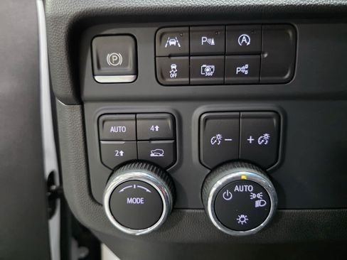 Used 2025 Chevrolet Tahoe LS AWD/4WD image 29