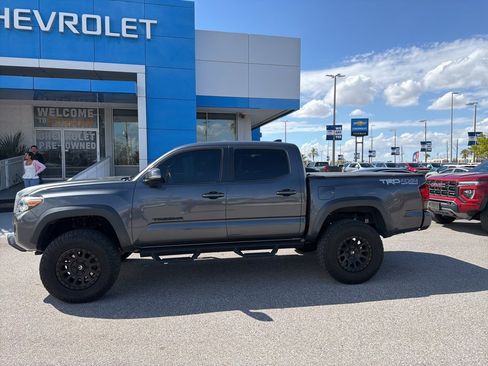 Used 2019 Toyota Tacoma TRD Off-Road w/ Technology Package image 14