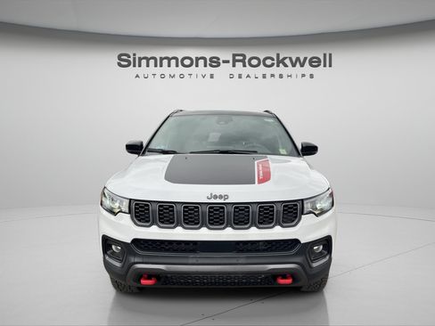 Used 2025 Jeep Compass Trailhawk AWD/4WD image 8