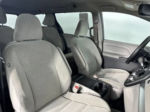 Used 2019 Toyota Sienna LE w/ Protection Package FWD image 26