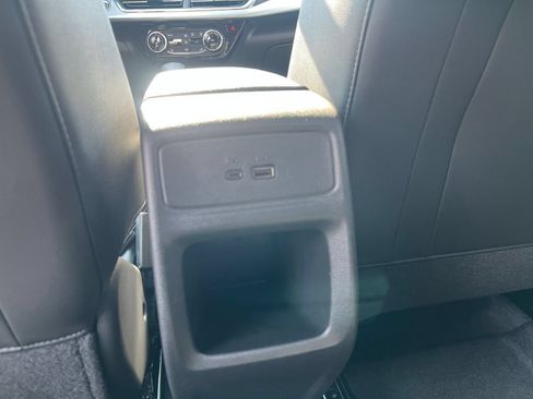 Used 2025 Chevrolet Trax LT w/ LT Convenience Package FWD image 23