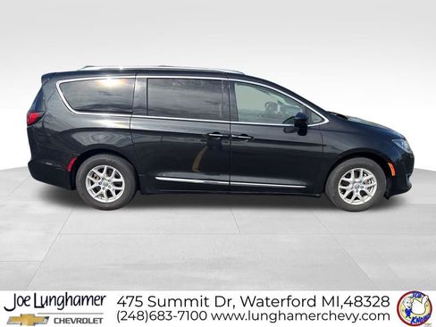 Used 2020 Chrysler Pacifica Touring-L FWD image 2