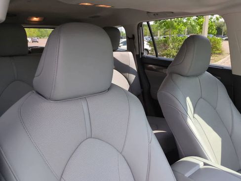 Used 2022 Toyota Highlander Limited FWD image 7
