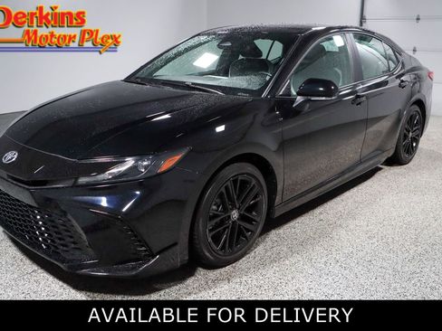 Used 2025 Toyota Camry SE FWD image 1