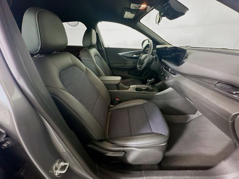Used 2025 Buick Envista Preferred FWD image 30