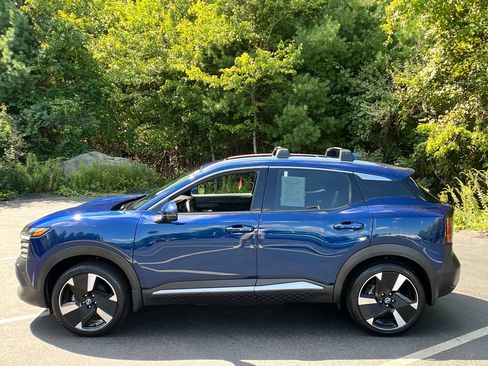 Used 2025 Nissan Kicks SR w/ SR Premium Package AWD/4WD image 2