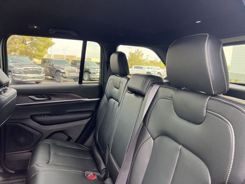 Used 2025 Jeep Grand Cherokee Limited AWD/4WD image 27