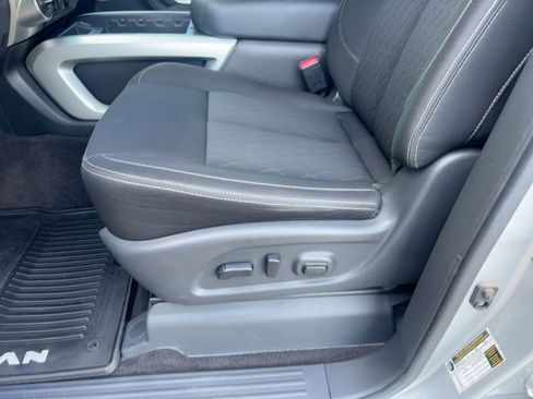 Used 2018 Nissan Titan SV w/ SV Convenience Package image 14