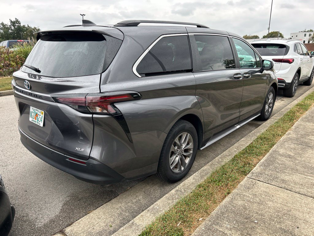 Used 2025 Toyota Sienna XLE FWD image 3