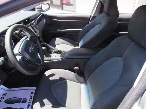Used 2018 Toyota Camry LE FWD image 19