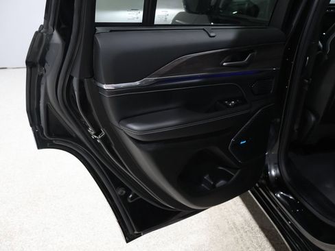 Used 2022 Jeep Grand Cherokee Overland w/ Luxury Tech Group IV image 20