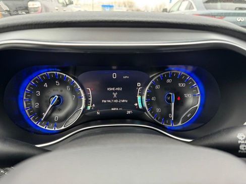 Used 2025 Chrysler Pacifica Limited image 25