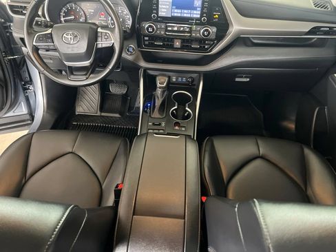Used 2022 Toyota Highlander XLE AWD/4WD image 19