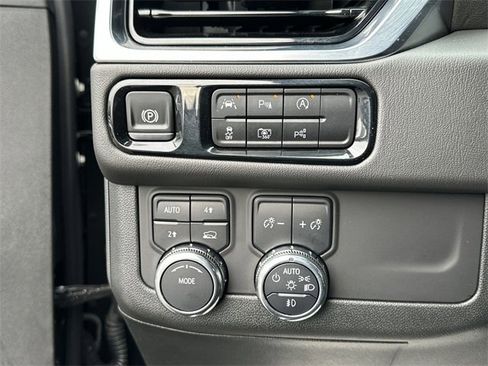 Used 2025 GMC Yukon XL Denali image 16