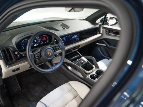 Certified 2026 Porsche Cayenne AWD/4WD image 4