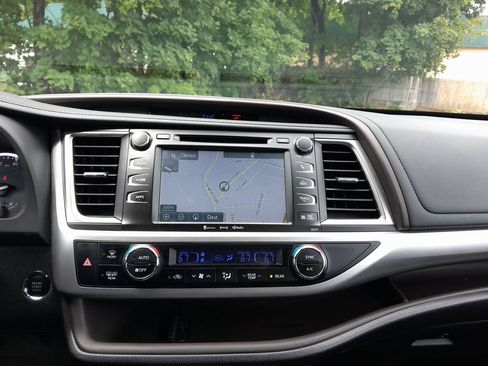 Used 2017 Toyota Highlander XLE AWD/4WD image 26