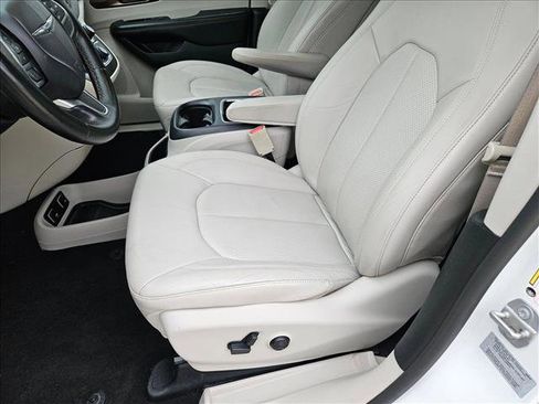 Used 2017 Chrysler Pacifica Touring-L Plus image 16