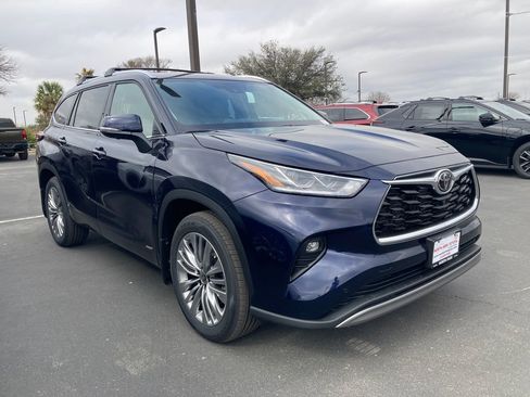 New 2026 Toyota Highlander Platinum AWD/4WD image 3