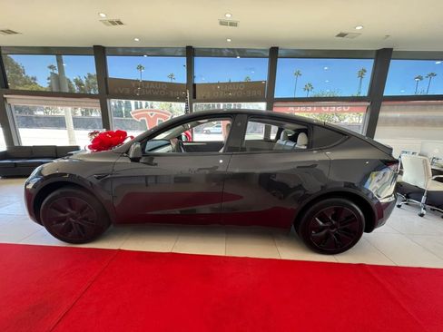 Used 2024 Tesla Model Y Long Range RWD image 9