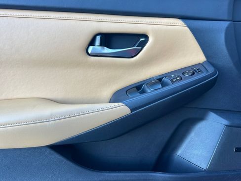 Used 2024 Nissan Sentra SV w/ SV Premium Package image 12