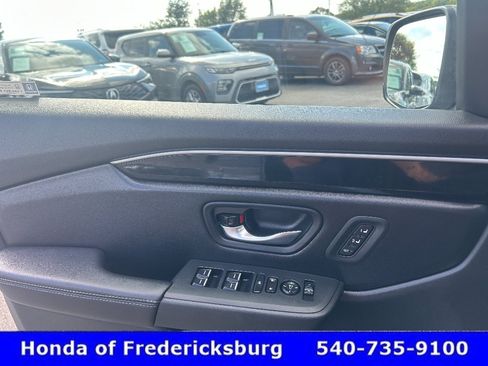 Used 2024 Honda Pilot Touring image 29