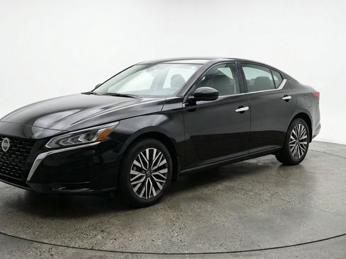 Used 2025 Nissan Altima 2.5 SV FWD image 3