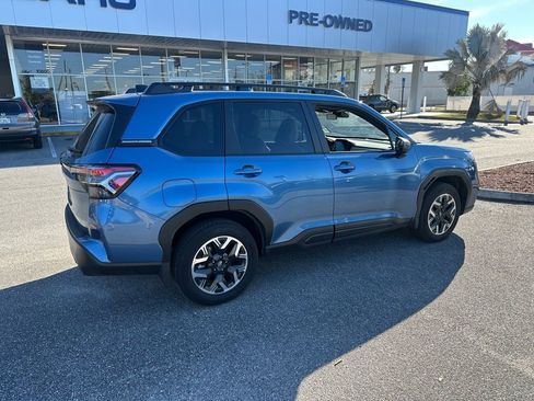 Used 2025 Subaru Forester Premium image 3