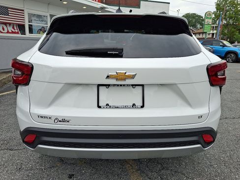 Used 2024 Chevrolet Trax LT w/ Driver Confidence Package FWD image 3