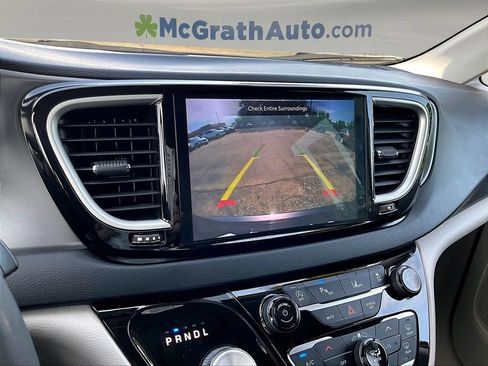 Used 2023 Chrysler Pacifica Touring-L FWD image 17