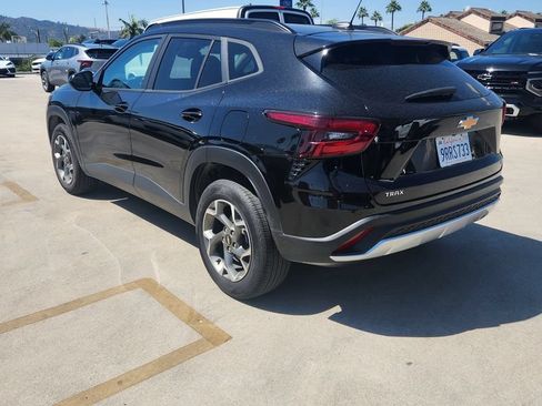 Used 2025 Chevrolet Trax LT FWD image 4