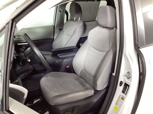 Used 2024 Toyota Sienna LE FWD image 27