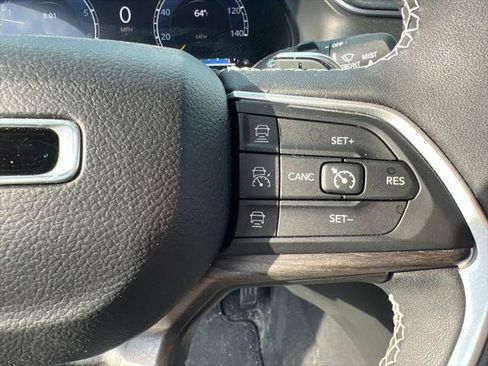 Certified 2023 Jeep Grand Cherokee Limited w/ Black Appearance Package AWD/4WD image 13