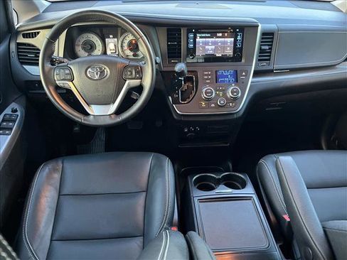 Used 2017 Toyota Sienna SE image 12