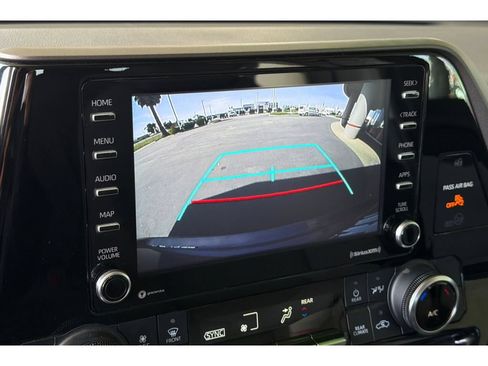 Used 2022 Toyota Highlander L AWD/4WD image 21