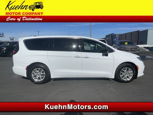 Used 2025 Chrysler Pacifica Select FWD image 1