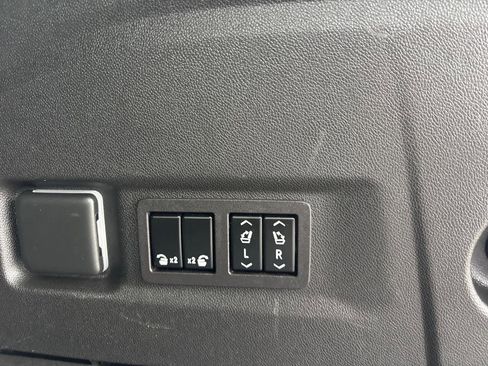 Used 2023 GMC Yukon XL Denali image 14