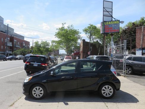 Used 2014 Toyota Prius C One FWD image 6