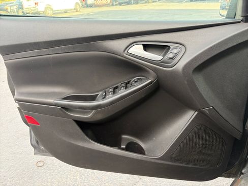 Used 2018 Ford Focus SE w/ SE Appearance Package FWD image 18