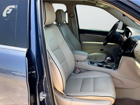Used 2020 Jeep Grand Cherokee Overland AWD/4WD image 30