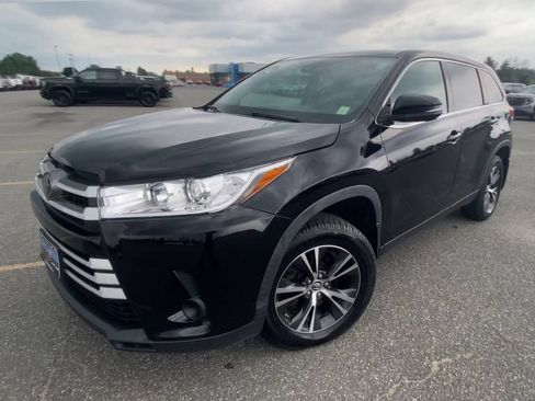 Used 2019 Toyota Highlander LE AWD/4WD image 4