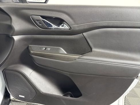 Used 2023 GMC Acadia SLT image 25