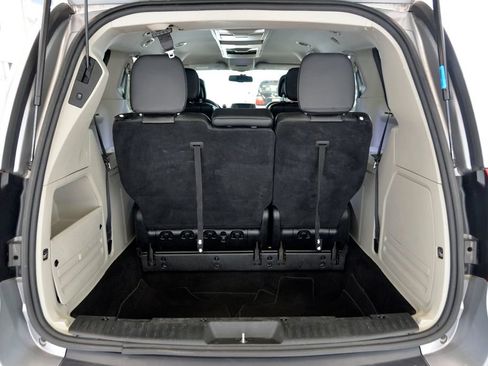 Used 2015 Chrysler Town & Country Touring FWD image 31
