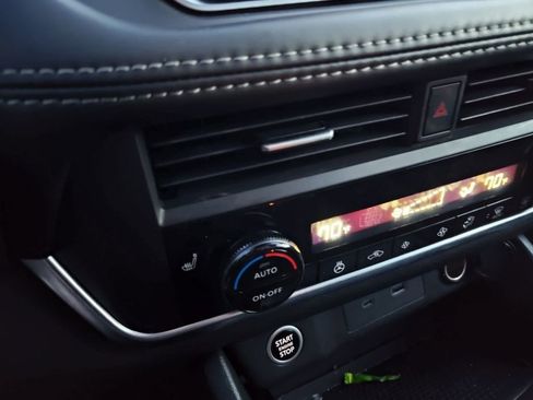 Used 2023 Nissan Rogue SV w/ SV Premium B Package image 9